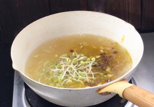 加入黄豆芽，煮至断生