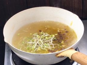 加入黄豆芽，煮至断生