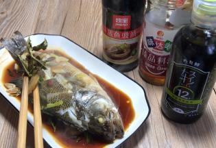 8分钟后取出，夹出鱼身上了的薄荷和葱姜蒜丢弃