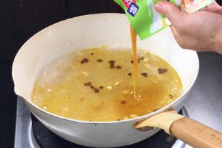 加入适量热水，加入酸汤酱