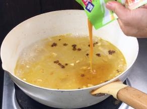 加入适量热水，加入酸汤酱