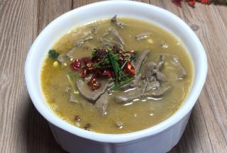 加入花椒粒、干辣椒、葱