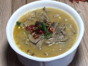 加入花椒粒、干辣椒、葱