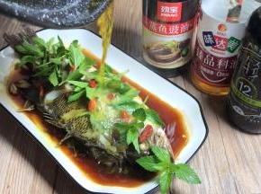 淋入热油