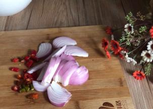 洋葱和小米辣洗净，切段