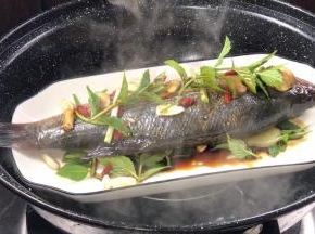 放入开水锅中，蒸8分钟