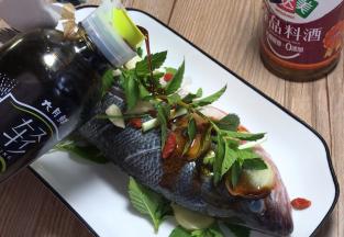 淋入轻盐昆布酱油和蒸鱼豉油