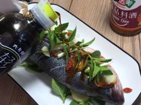 淋入轻盐昆布酱油和蒸鱼豉油