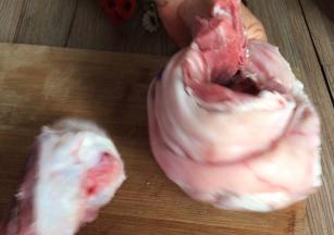 猪膀洗净，剔出骨头