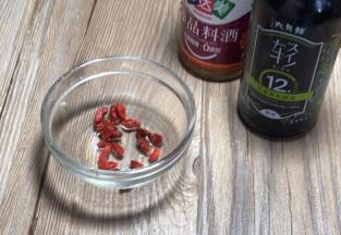 枸杞洗净，沥水备用