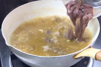 锅中再次沸腾后，放入猪肝拌匀