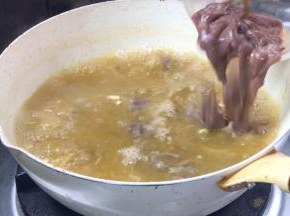 锅中再次沸腾后，放入猪肝拌匀
