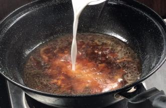 将汤水倒入干净的锅中，淋入淀粉水勾芡