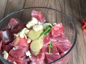 放入猪膀肉中