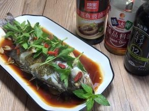 再铺一层薄荷，撒上几颗枸杞