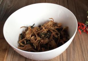 提前泡发好的梅干菜，洗净后切成段备用