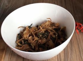 提前泡发好的梅干菜，洗净后切成段备用