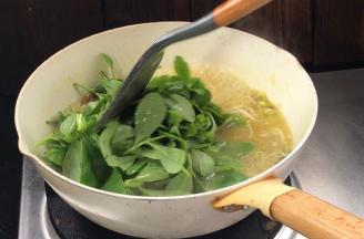 加入西洋菜，煮至断生