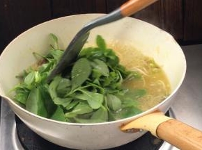 加入西洋菜，煮至断生