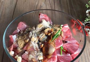 加入料酒，生抽、老抽、蚝油、照烧酱、盐、胡椒粉、十三香，抓捏均匀，腌制5小时左右，（期间抓拌一次）