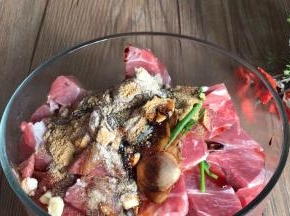 加入料酒，生抽、老抽、蚝油、照烧酱、盐、胡椒粉、十三香，抓捏均匀，腌制5小时左右，（期间抓拌一次）