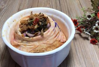 腌制好的猪膀肉装入大碗中，将腌制好的梅干菜装入猪膀内