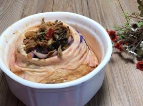 腌制好的猪膀肉装入大碗中，将腌制好的梅干菜装入猪膀内