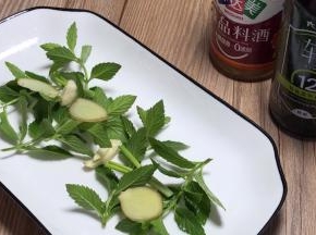 取一部分薄荷、葱姜蒜铺在盘上