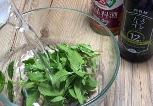 薄荷洗净，沥水备用