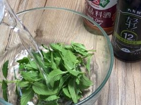 薄荷洗净，沥水备用