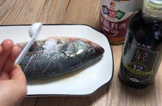 加入料酒和盐，里外抹匀腌制20分钟