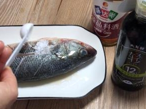 加入料酒和盐，里外抹匀腌制20分钟