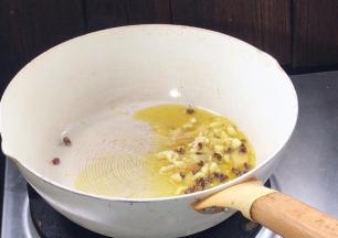 起锅热油，放入姜蒜，花椒粒炒香