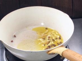 起锅热油，放入姜蒜，花椒粒炒香