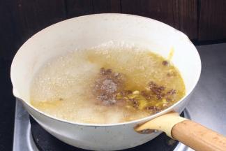 加入盐、胡椒粉、生抽煮沸