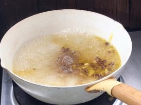 加入盐、胡椒粉、生抽煮沸