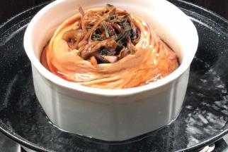 放入开水锅中，大火蒸上气后转小火蒸2小时左右