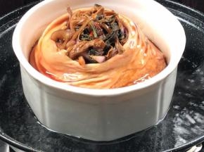 放入开水锅中，大火蒸上气后转小火蒸2小时左右