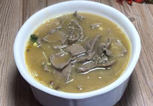 倒入装有蔬菜的汤碗中