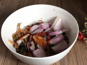 放入梅干菜中