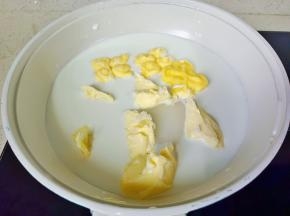 黄油，纯牛奶，绵白糖放入锅里。
