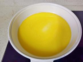 全程开小火将黄油融化。