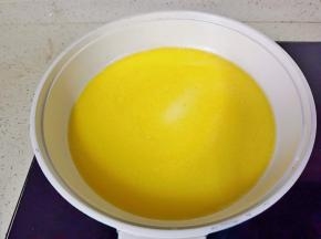 全程开小火将黄油融化。