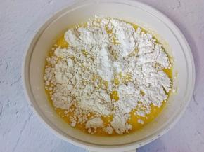 融化好的黄油关火，趁热筛入低筋面粉。