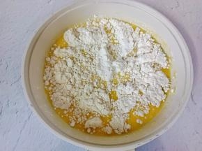 融化好的黄油关火，趁热筛入低筋面粉。