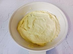 快速搅拌至无颗粒状，再次开小火搅拌至锅底有一层薄膜关火。