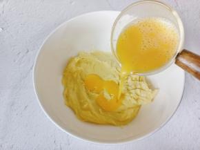 待面糊温热分次加入鸡蛋液