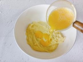 待面糊温热分次加入鸡蛋液