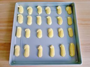 把面糊挤在不捏烤盘上。