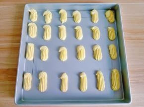 把面糊挤在不捏烤盘上。